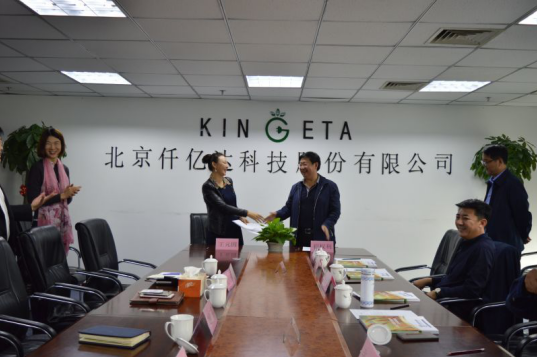 仟億達(dá)總裁王元圓與曲沃副縣長(zhǎng)崔權(quán)利簽約現(xiàn)場(chǎng) 仟億達(dá)總裁王元圓與曲沃副縣長(zhǎng)崔權(quán)利簽約現(xiàn)場(chǎng)