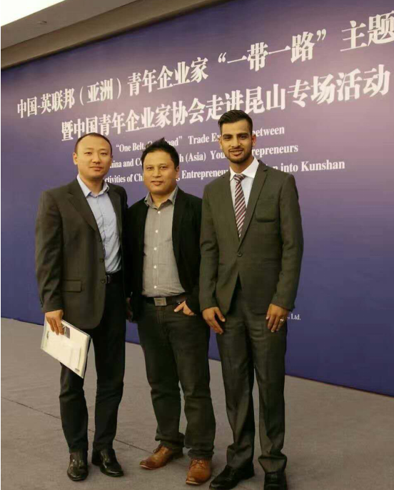 仟億達(dá)龐總（左一）與卡薩萊亞有限公司首席執(zhí)行官瑞吉&bull;德哈&bull;約翰（左二）、百德私人有限公司首席執(zhí)行官薩巴斯&bull;薩皮克答（左三）