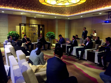 福州市市長(zhǎng)尤猛軍、副市長(zhǎng)胡振杰、北京福建商會(huì)會(huì)長(zhǎng)陳春玖與仟億達(dá)董事長(zhǎng)鄭兩斌 （右排左三）等進(jìn)行會(huì)談