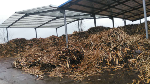 上圖為農(nóng)林廢棄物秸稈、木屑等