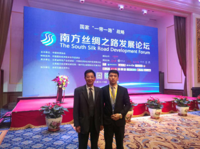 仟億達(dá)孫總（右）與國(guó)務(wù)院殊津貼專、區(qū)域經(jīng)濟(jì)與產(chǎn)業(yè)發(fā)展研究中心主任茶洪旺合影