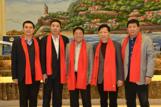仟億達集團董事長鄭兩斌（左一）、陜西廈門商會會長陳信雄（左二）、與廈門市人原副主任汪興裕（正中）、廈門駐京辦主任王飛（右二）廈門企業(yè)商會會長蔣清林（右一）