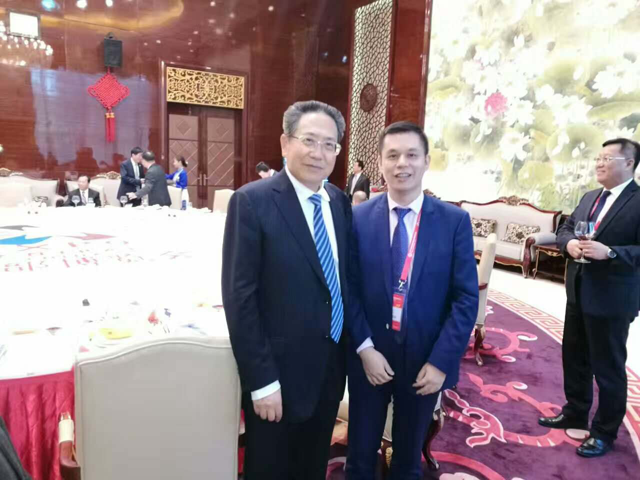 安徽省委書記、省人常委會(huì)主任李錦斌（左）仟億達(dá)集團(tuán)董事長鄭兩斌（右）與合影留念