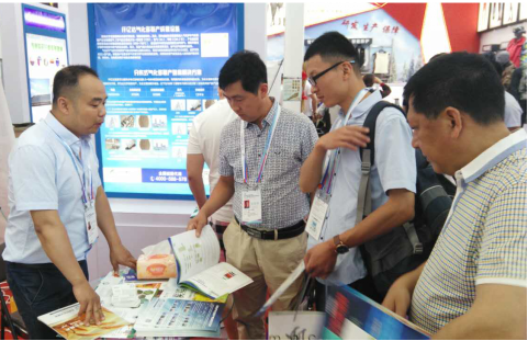 仟億達(dá)集團(tuán)展臺(tái)吸引各界人士前來參觀、咨詢