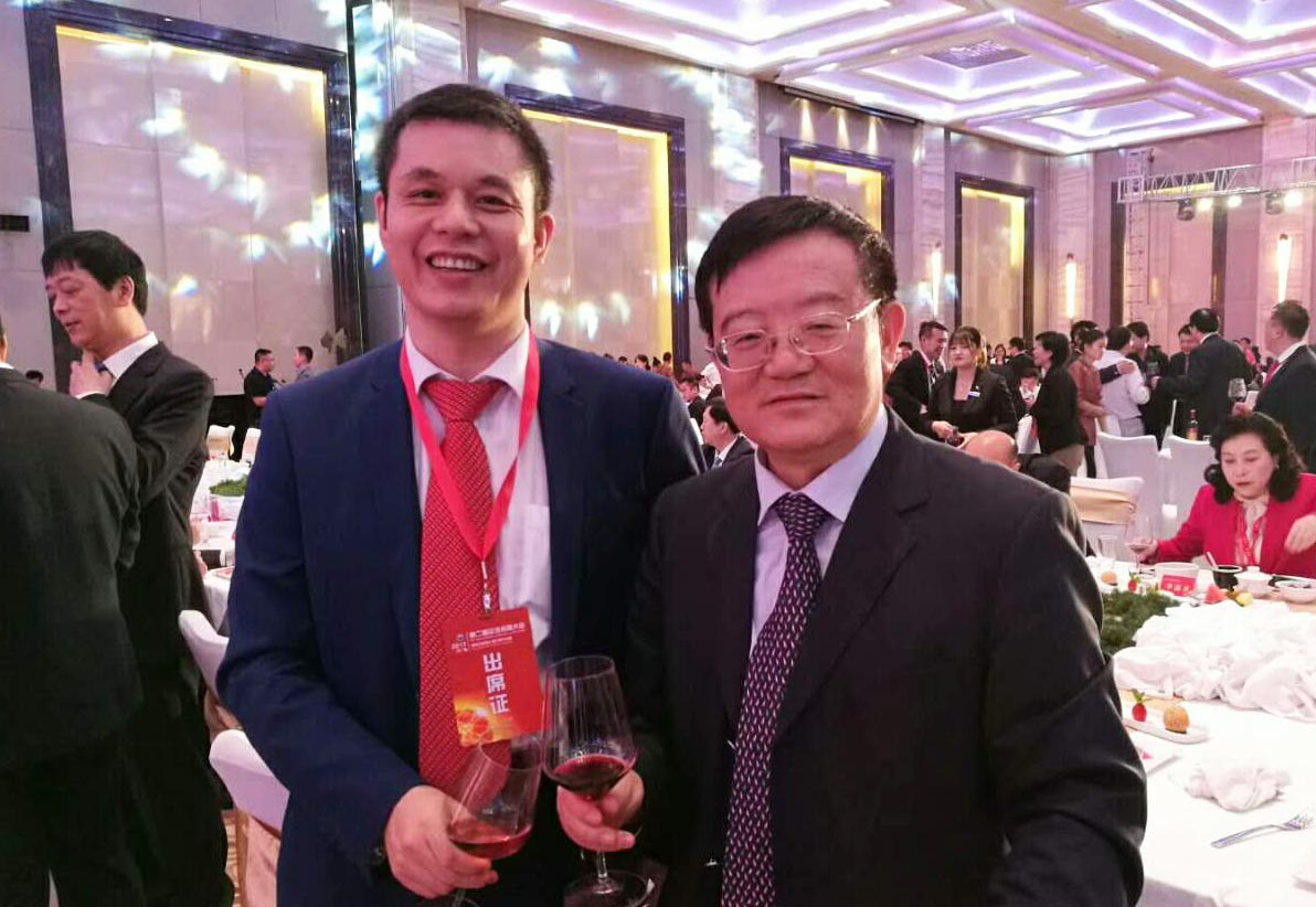 全國工商聯(lián)黨組書記、常務(wù)副主席徐樂江（右）與仟億達集團董事長鄭兩斌（左）