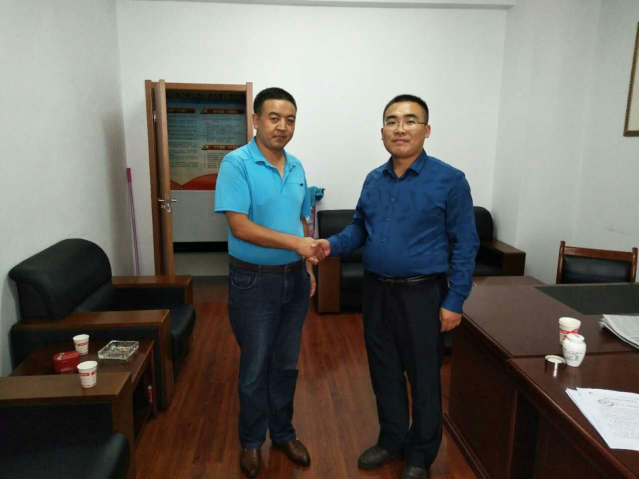 舟曲縣林業(yè)局金局長(左)與仟億達陜西分公司賈總(右) 舟曲縣林業(yè)局金局長(左)與仟億達陜西分公司賈總(右)