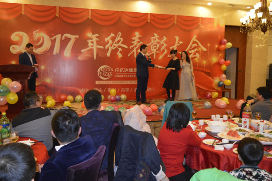 董事長(zhǎng)鄭兩斌先生抽取、頒發(fā)終級(jí)幸運(yùn)獎(jiǎng)